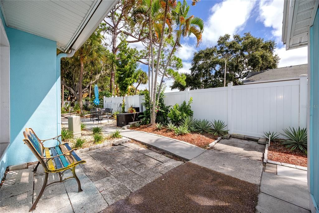 For Sale: $215,000 (2 beds, 2 baths, 1280 Square Feet)
