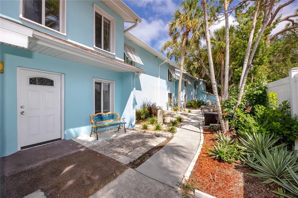 For Sale: $215,000 (2 beds, 2 baths, 1280 Square Feet)