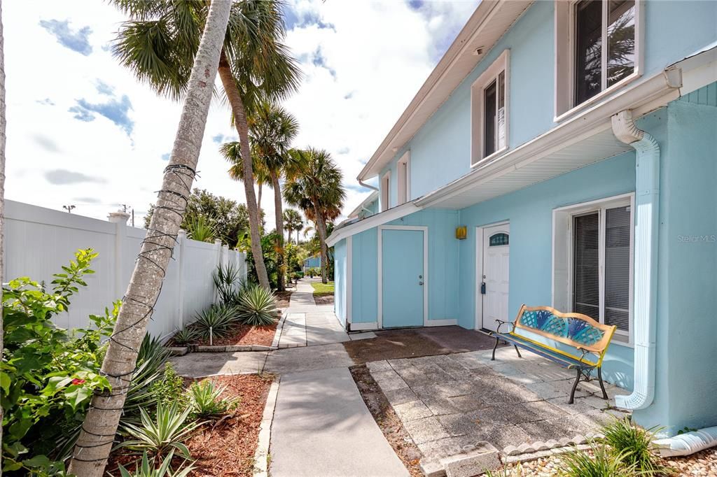 For Sale: $215,000 (2 beds, 2 baths, 1280 Square Feet)