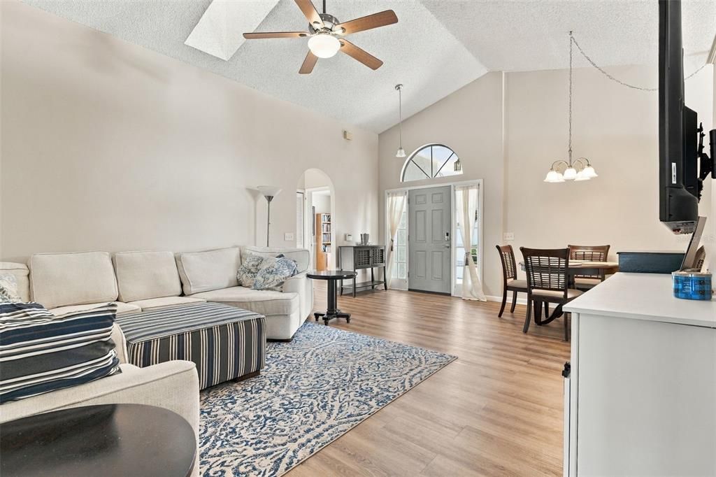 For Sale: $375,000 (3 beds, 2 baths, 1544 Square Feet)