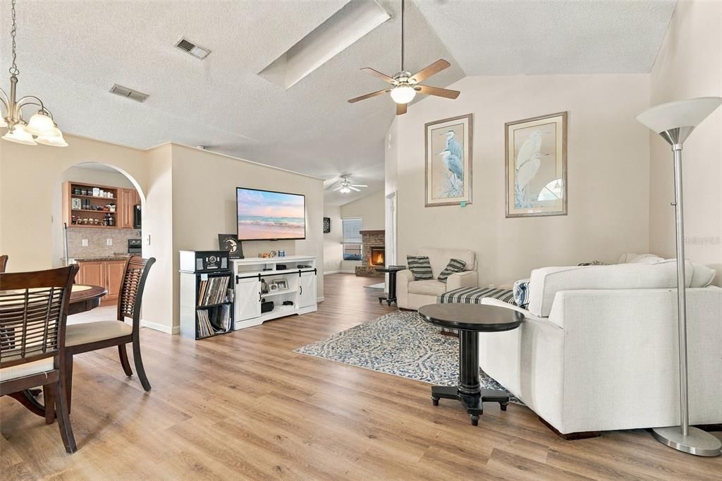 For Sale: $375,000 (3 beds, 2 baths, 1544 Square Feet)