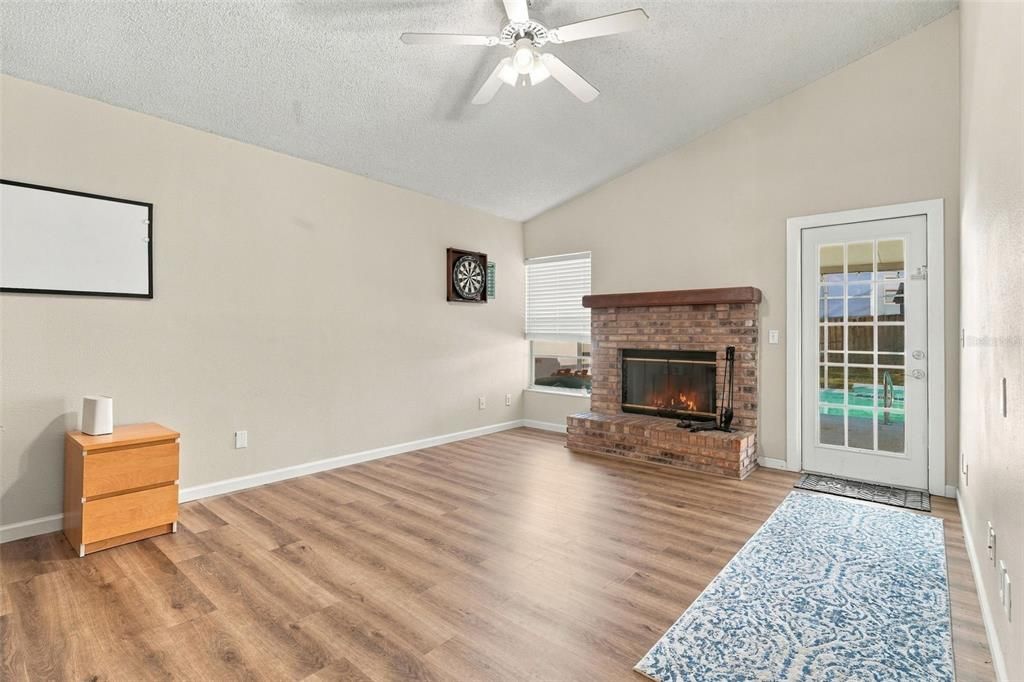 For Sale: $375,000 (3 beds, 2 baths, 1544 Square Feet)