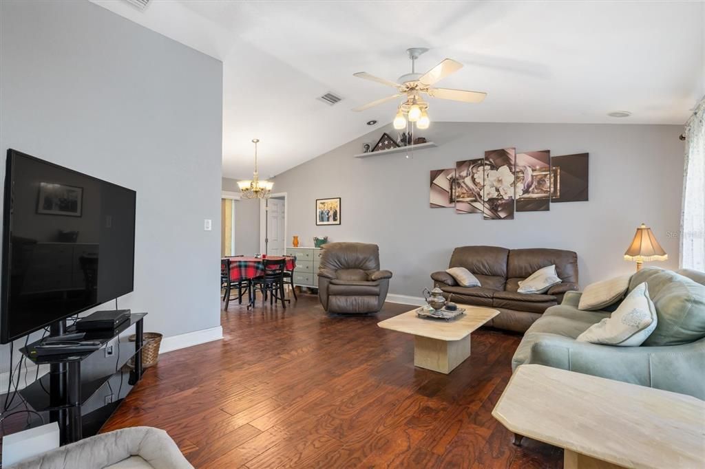 En Venta: $348,800 (3 camas, 2 baños, 1867 Pies cuadrados)