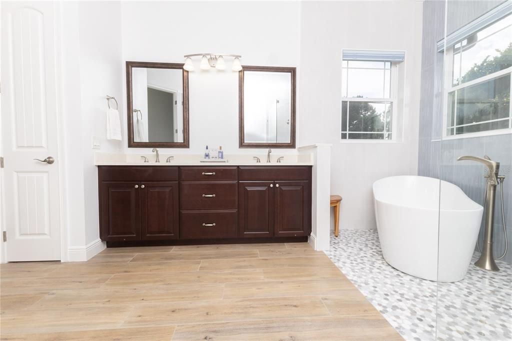 For Sale: $1,250,000 (5 beds, 4 baths, 4275 Square Feet)
