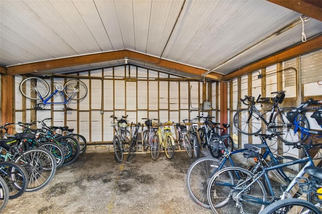 For Sale: $349,000 (2 beds, 2 baths, 838 Square Feet)