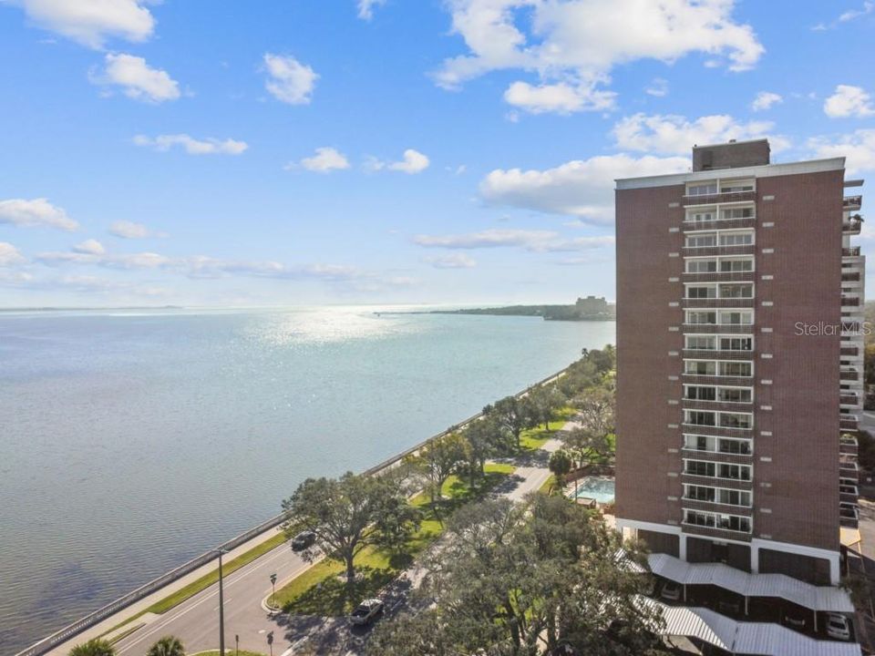 For Sale: $349,000 (2 beds, 2 baths, 838 Square Feet)