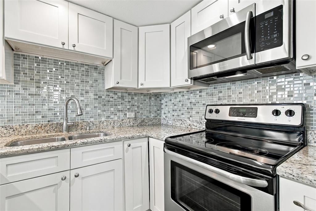 For Sale: $349,000 (2 beds, 2 baths, 838 Square Feet)