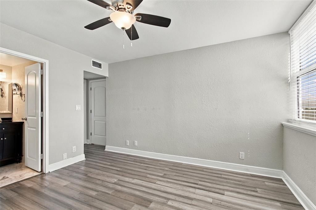 For Sale: $349,000 (2 beds, 2 baths, 838 Square Feet)