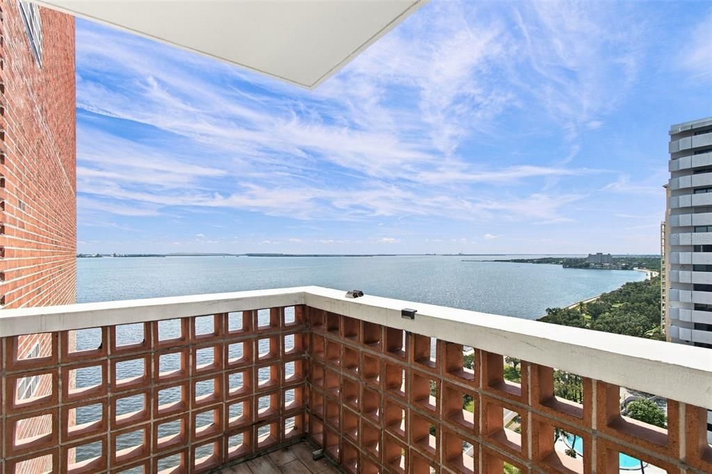 For Sale: $349,000 (2 beds, 2 baths, 838 Square Feet)