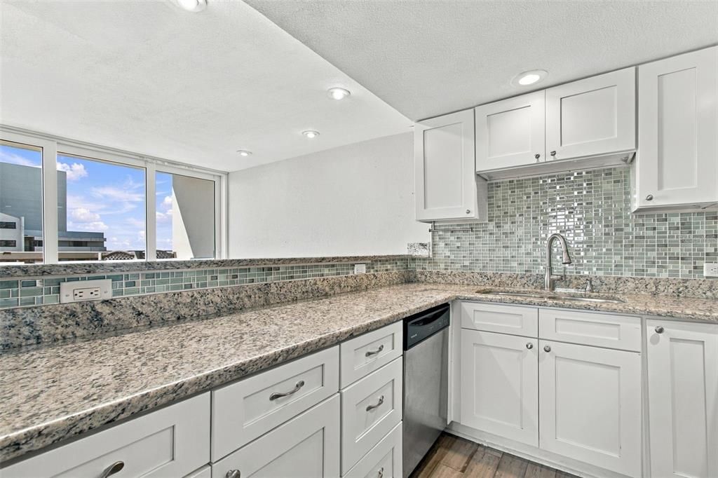 For Sale: $349,000 (2 beds, 2 baths, 838 Square Feet)