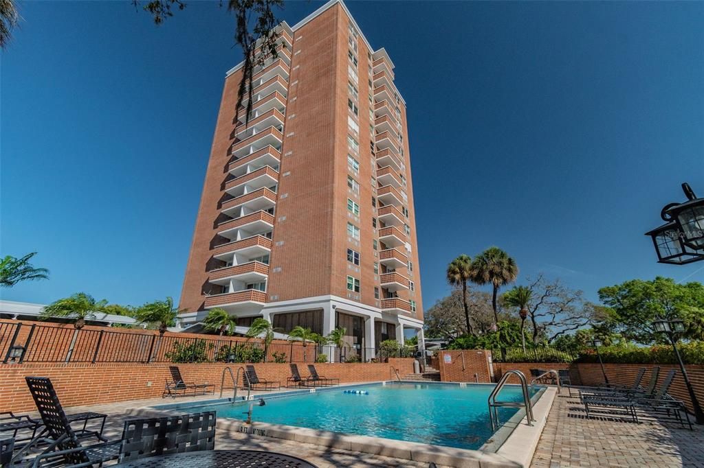 For Sale: $349,000 (2 beds, 2 baths, 838 Square Feet)