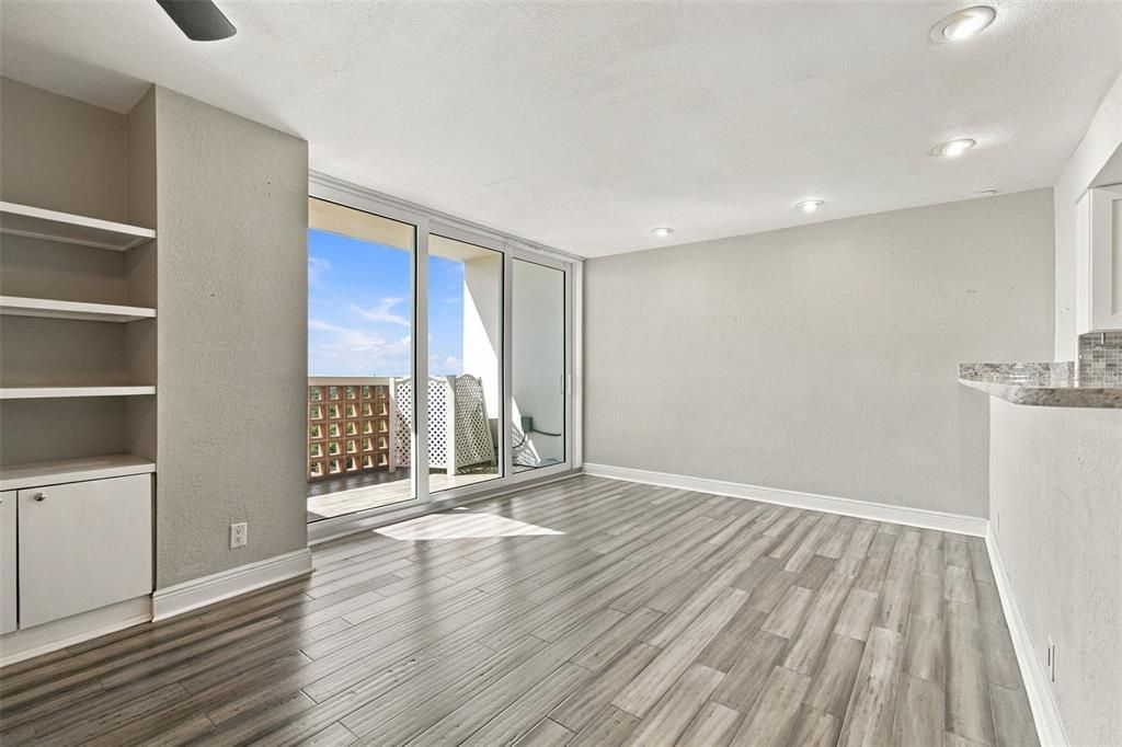 For Sale: $349,000 (2 beds, 2 baths, 838 Square Feet)