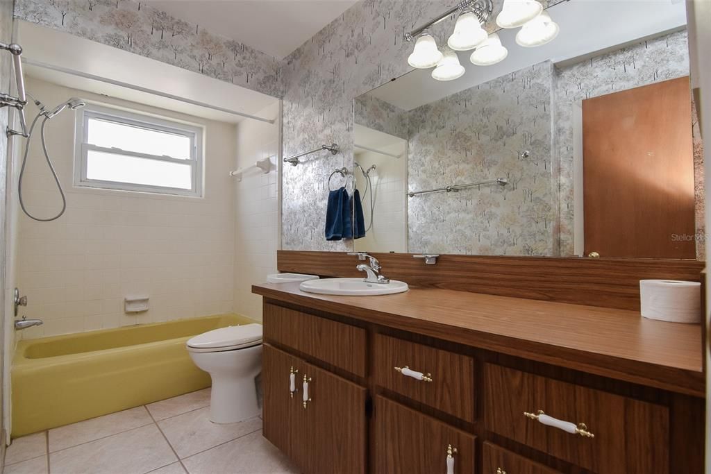 For Sale: $369,900 (2 beds, 2 baths, 1116 Square Feet)