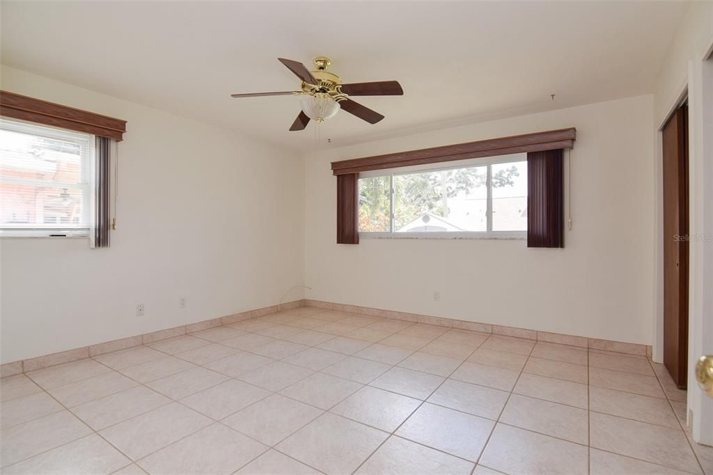For Sale: $369,900 (2 beds, 2 baths, 1116 Square Feet)