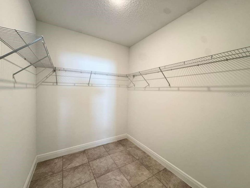 For Rent: $1,995 (4 beds, 2 baths, 1696 Square Feet)