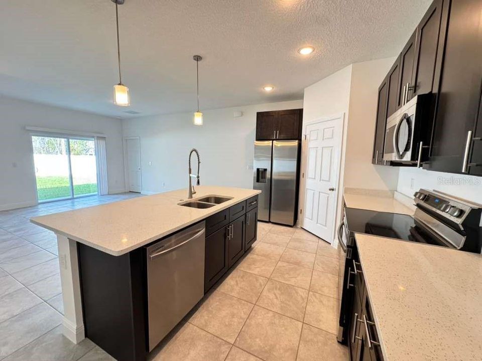 For Rent: $1,995 (4 beds, 2 baths, 1696 Square Feet)