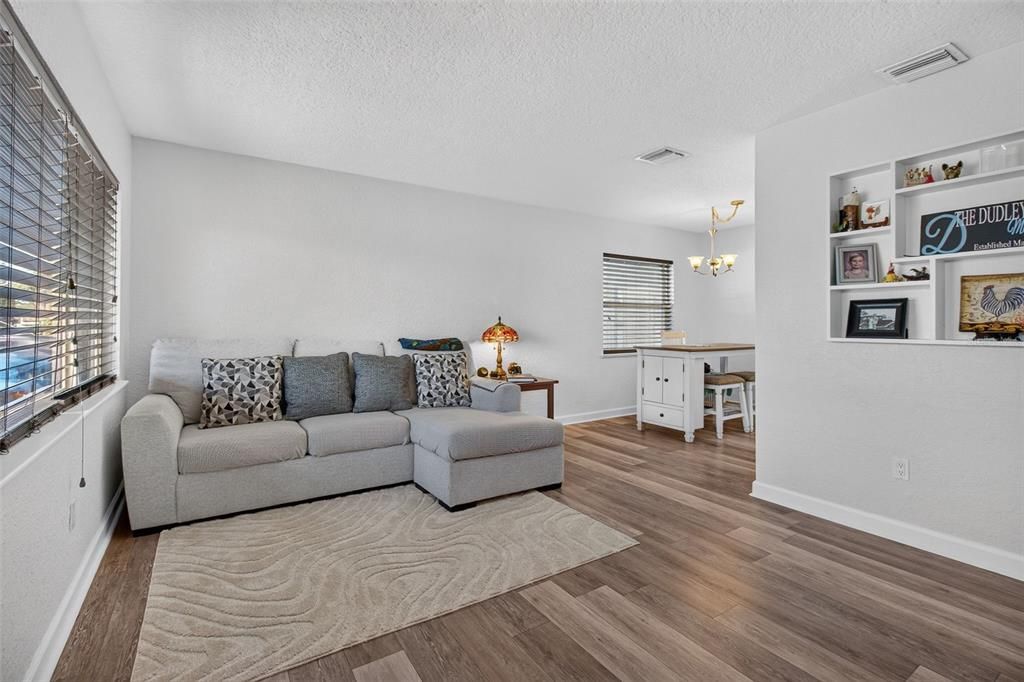 For Sale: $339,900 (3 beds, 1 baths, 1084 Square Feet)