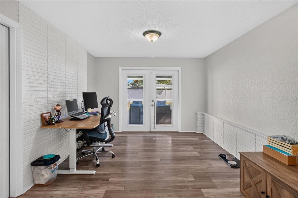 For Sale: $339,900 (3 beds, 1 baths, 1084 Square Feet)