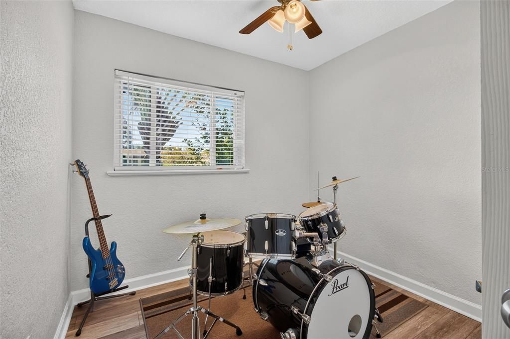 For Sale: $339,900 (3 beds, 1 baths, 1084 Square Feet)