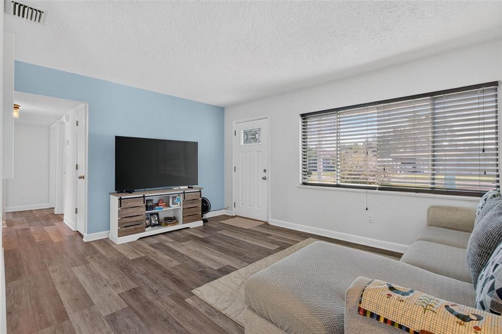 For Sale: $339,900 (3 beds, 1 baths, 1084 Square Feet)