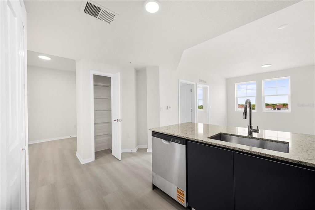 For Sale: $255,000 (1 beds, 1 baths, 750 Square Feet)