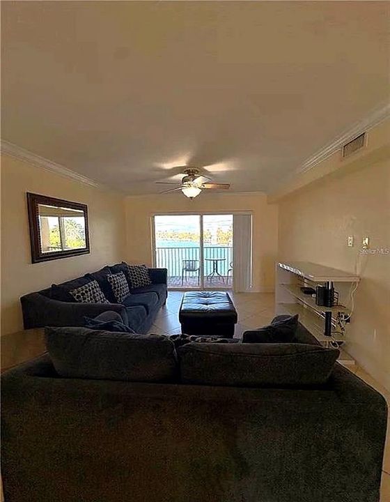 For Rent: $2,195 (1 beds, 1 baths, 735 Square Feet)