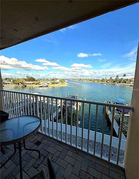 For Rent: $2,195 (1 beds, 1 baths, 735 Square Feet)