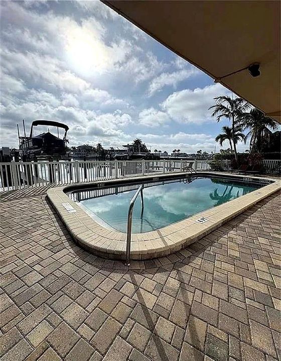 For Rent: $2,195 (1 beds, 1 baths, 735 Square Feet)
