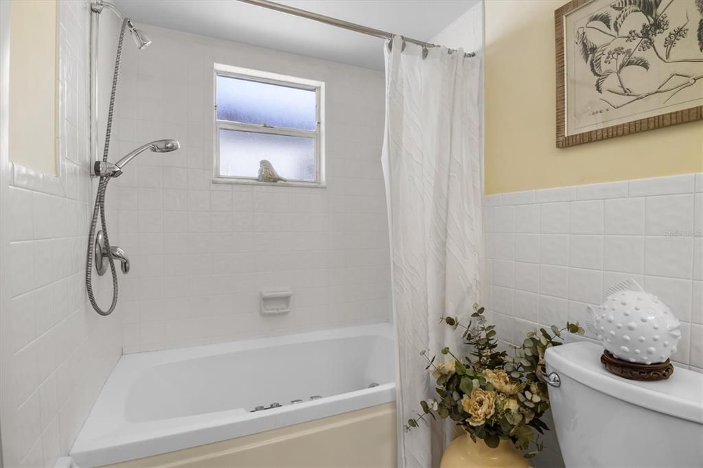 For Sale: $259,900 (2 beds, 2 baths, 1843 Square Feet)
