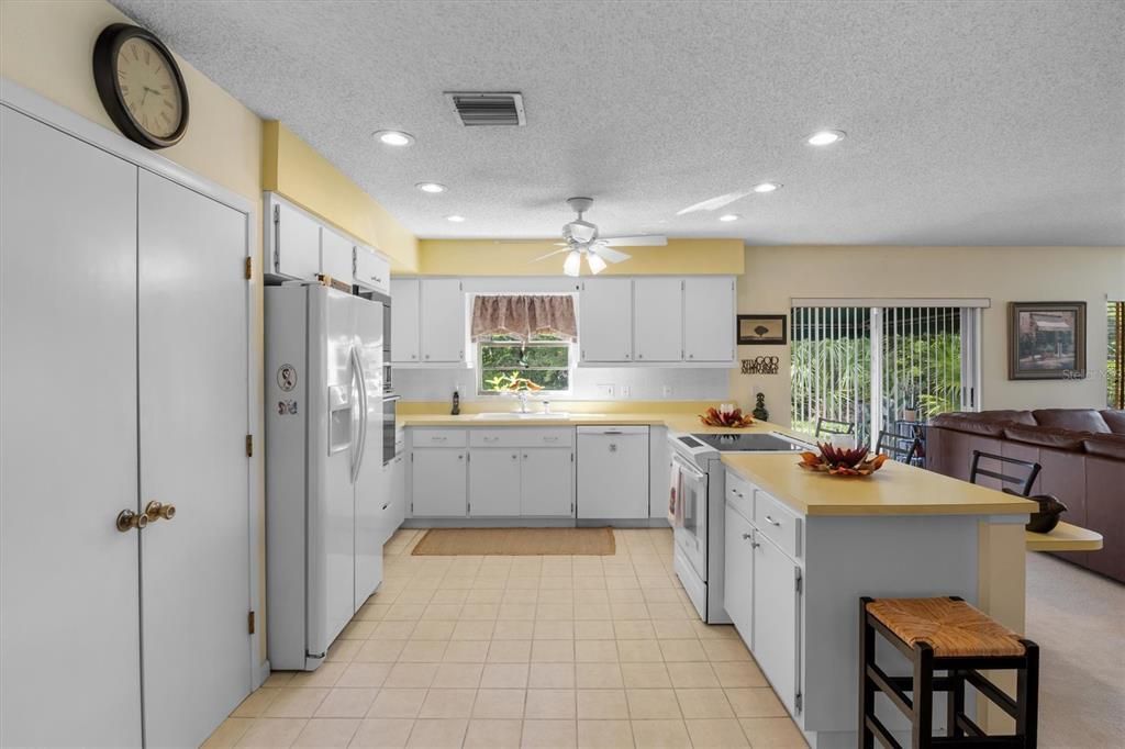 For Sale: $259,900 (2 beds, 2 baths, 1843 Square Feet)