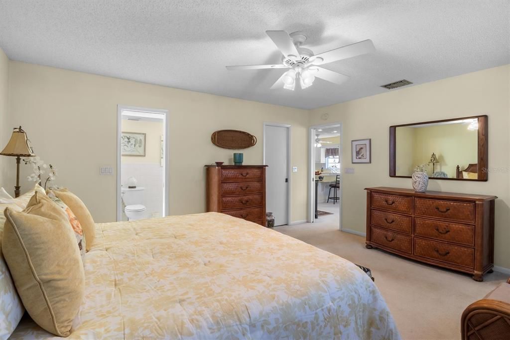For Sale: $259,900 (2 beds, 2 baths, 1843 Square Feet)
