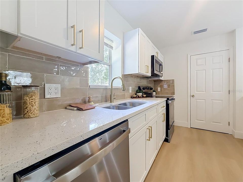 For Sale: $275,000 (6 beds, 2 baths, 1904 Square Feet)