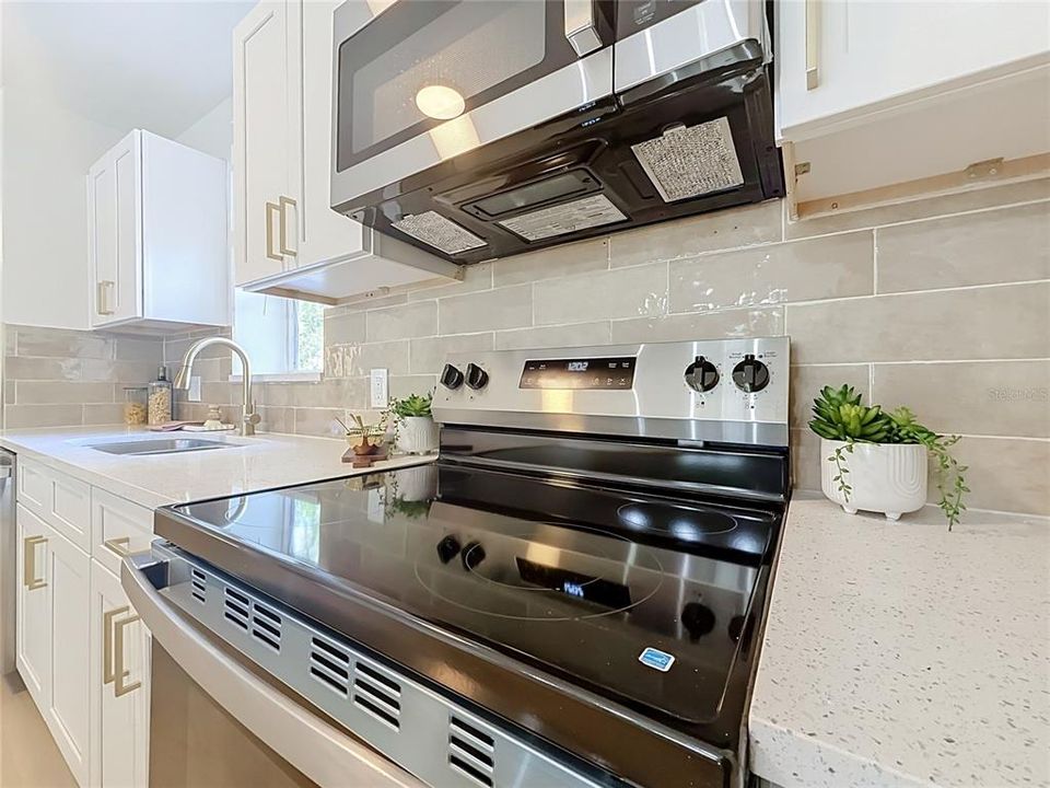 For Sale: $275,000 (6 beds, 2 baths, 1904 Square Feet)