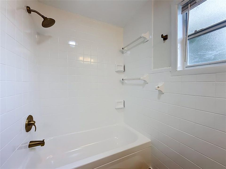 For Sale: $275,000 (6 beds, 2 baths, 1904 Square Feet)