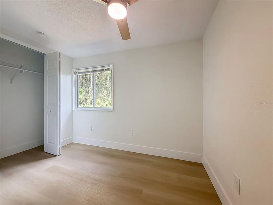 For Sale: $275,000 (6 beds, 2 baths, 1904 Square Feet)