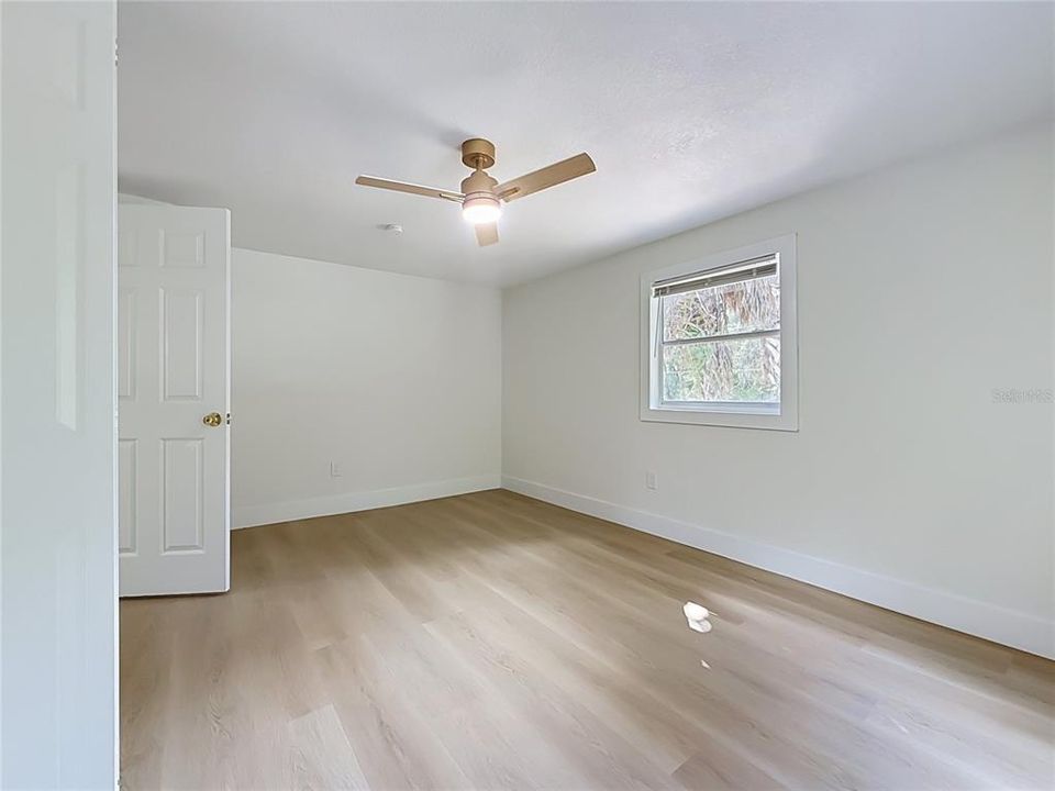 For Sale: $275,000 (6 beds, 2 baths, 1904 Square Feet)