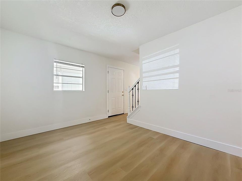 For Sale: $275,000 (6 beds, 2 baths, 1904 Square Feet)