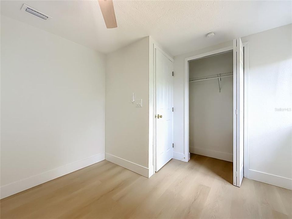 For Sale: $275,000 (6 beds, 2 baths, 1904 Square Feet)