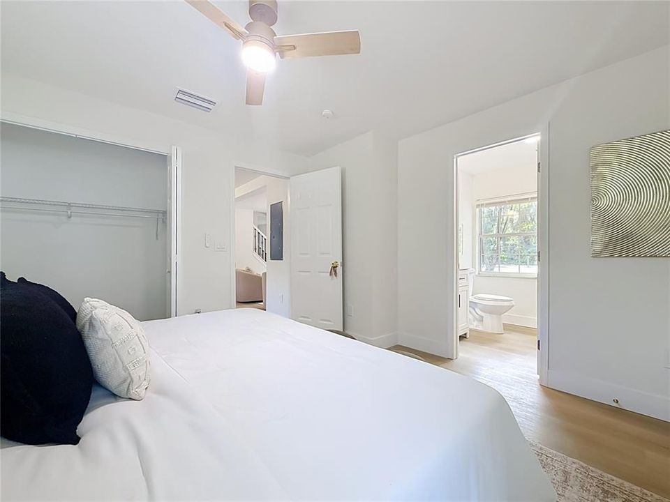 For Sale: $275,000 (6 beds, 2 baths, 1904 Square Feet)