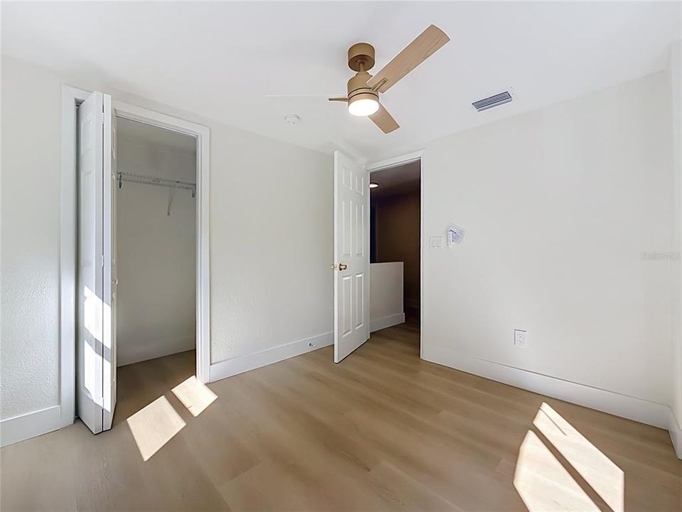For Sale: $275,000 (6 beds, 2 baths, 1904 Square Feet)