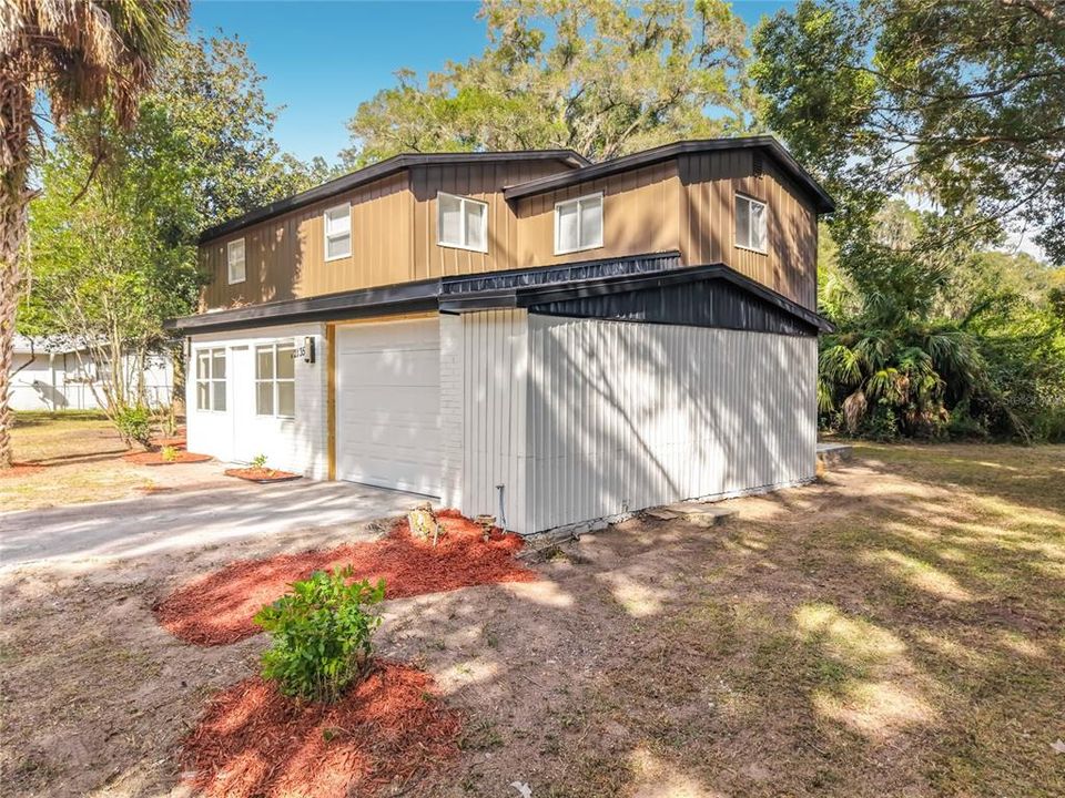 For Sale: $275,000 (6 beds, 2 baths, 1904 Square Feet)