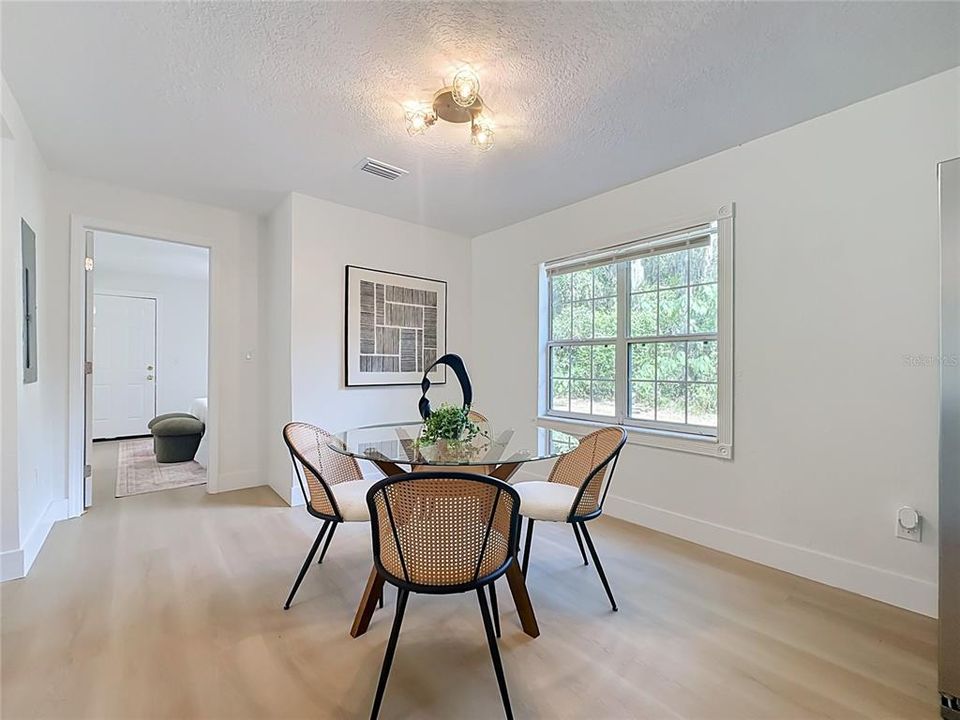 For Sale: $275,000 (6 beds, 2 baths, 1904 Square Feet)
