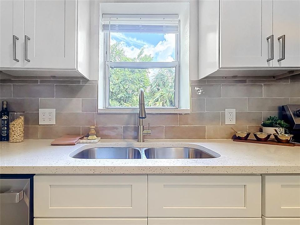 For Sale: $275,000 (6 beds, 2 baths, 1904 Square Feet)