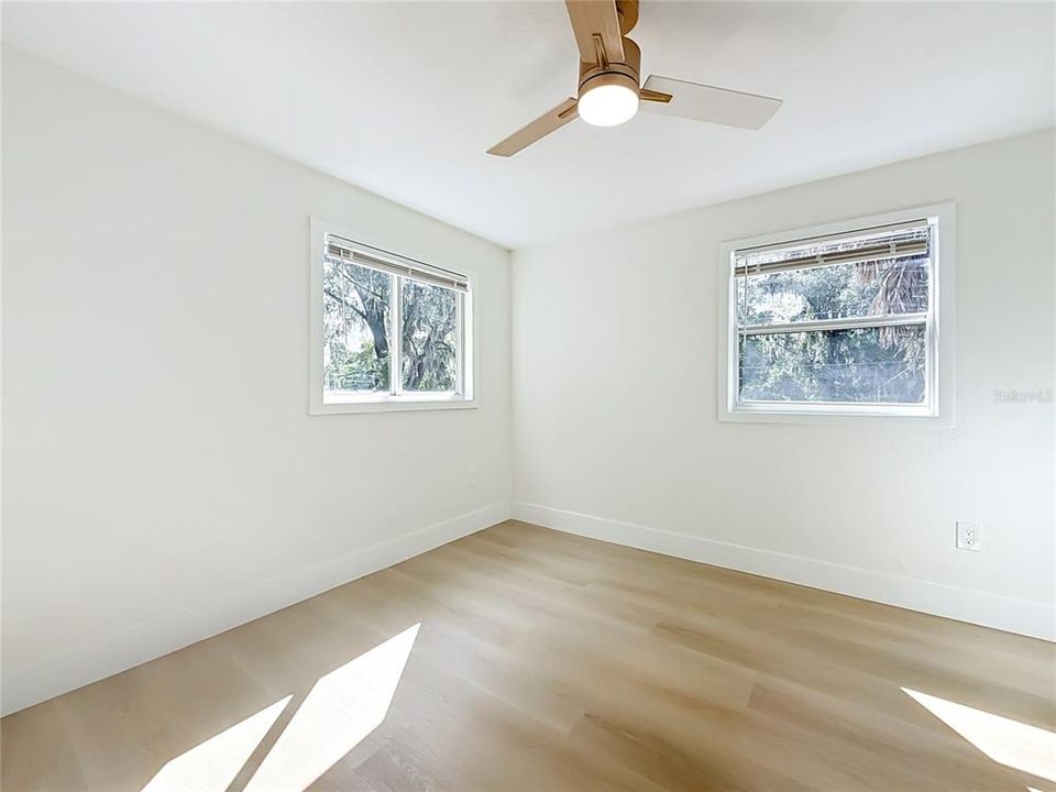 For Sale: $275,000 (6 beds, 2 baths, 1904 Square Feet)