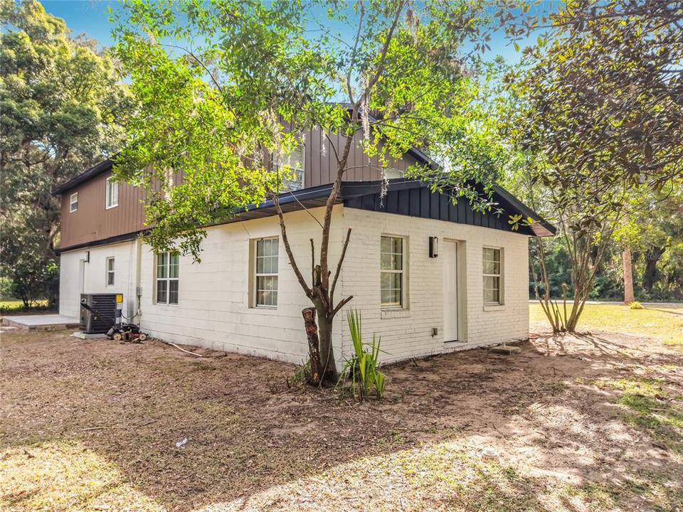 For Sale: $275,000 (6 beds, 2 baths, 1904 Square Feet)