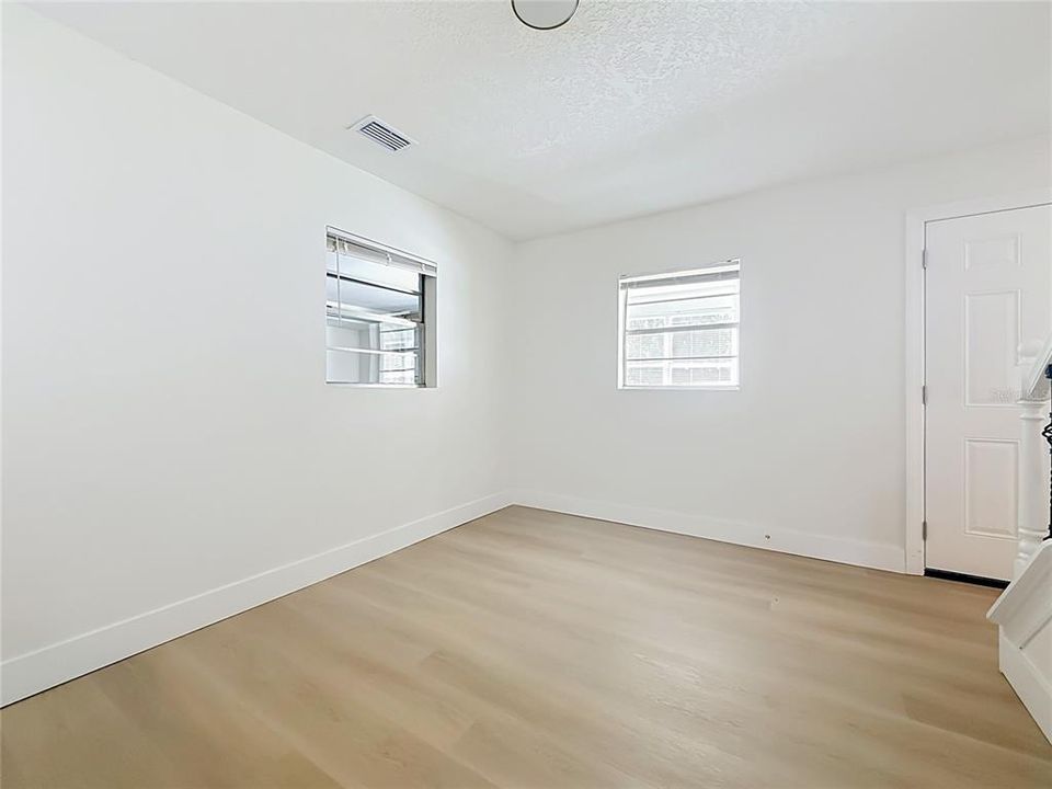 For Sale: $275,000 (6 beds, 2 baths, 1904 Square Feet)