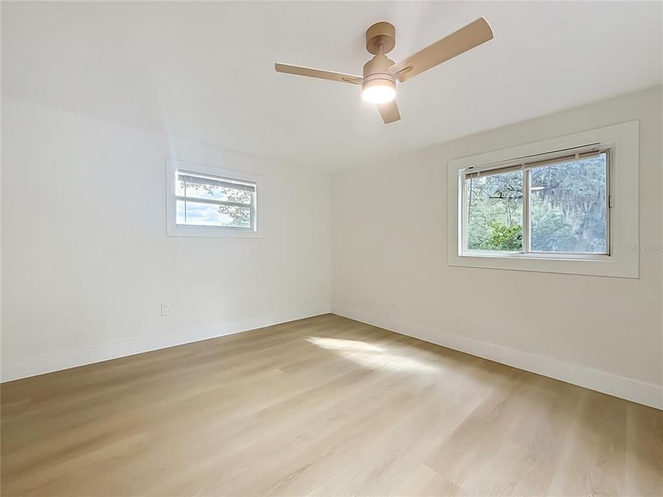 For Sale: $275,000 (6 beds, 2 baths, 1904 Square Feet)