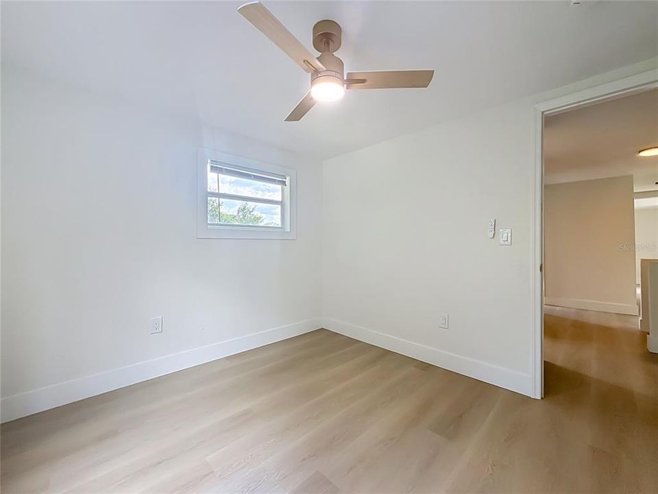 For Sale: $275,000 (6 beds, 2 baths, 1904 Square Feet)