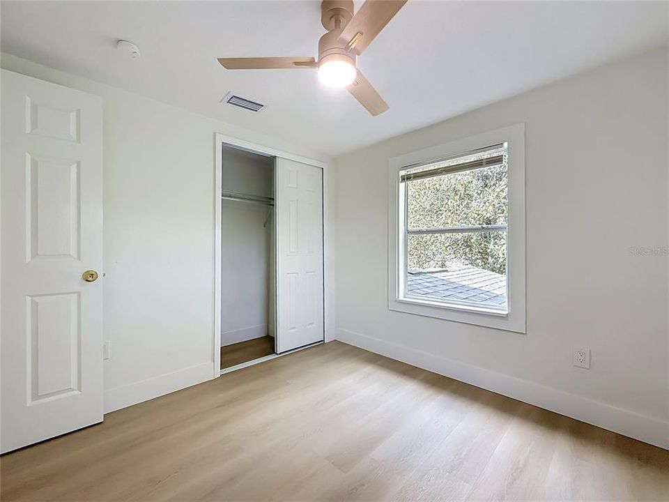 For Sale: $275,000 (6 beds, 2 baths, 1904 Square Feet)
