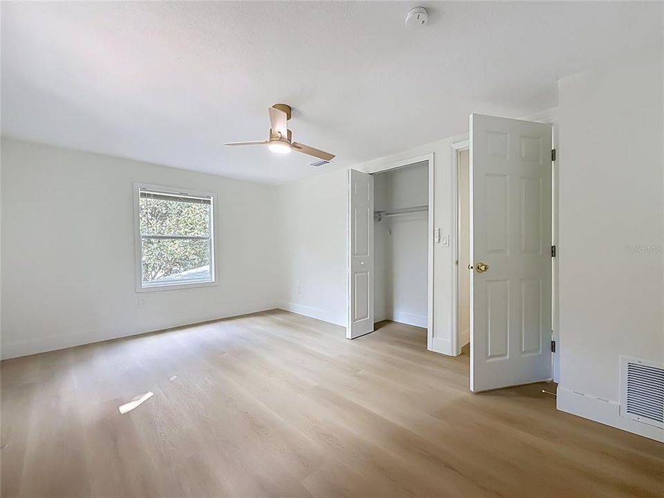 For Sale: $275,000 (6 beds, 2 baths, 1904 Square Feet)